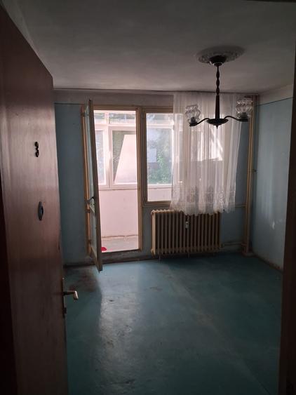 Apartament cu 3 camere semidecomandat în Berceni