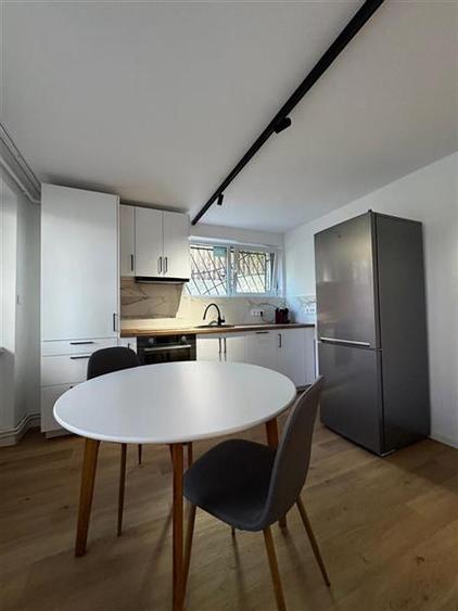 Apartament cu 3 camere semidecomandat, mobilat în Europa