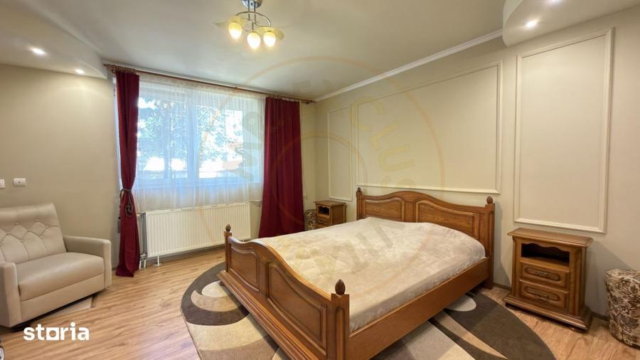 Casă cu 4 camere decomandat cu Teren 1036 Mp în Central