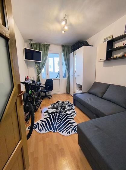 Apartament cu 4 camere semidecomandat, mobilat în Fizicienilor