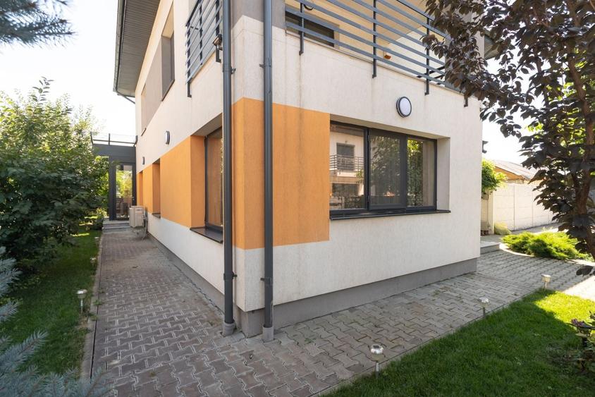 Casă individuală, elegantă, discretă, lumină naturală și confort autentic - 52