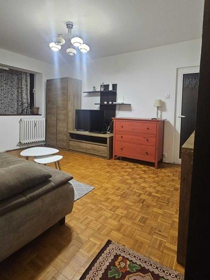 Apartament cu 3 camere semidecomandat în Craiovița Nouă