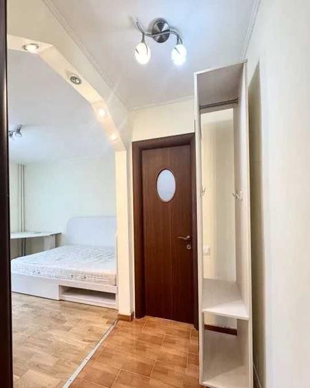 Apartament cu 3 camere semidecomandat în Rahova
