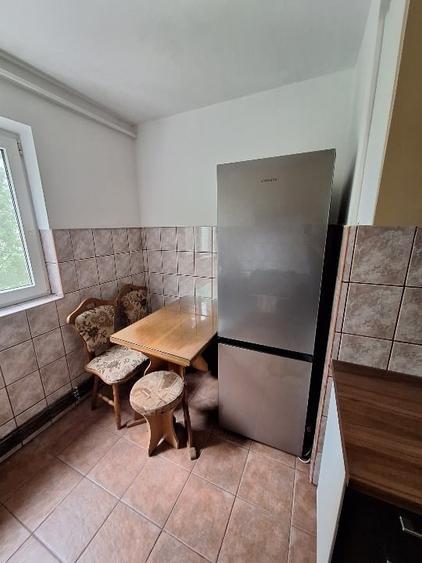 Apartament cu 3 camere semidecomandat, mobilat în Dacia