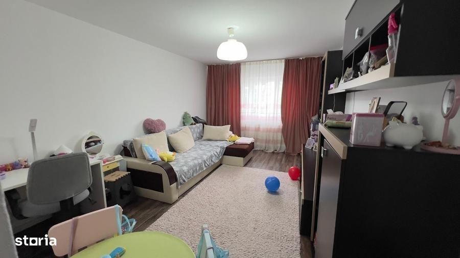 Apartament cu 3 camere decomandat în Petros