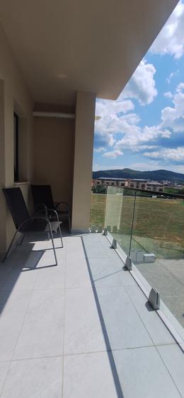 Apartament cu 3 camere semidecomandat în Florești