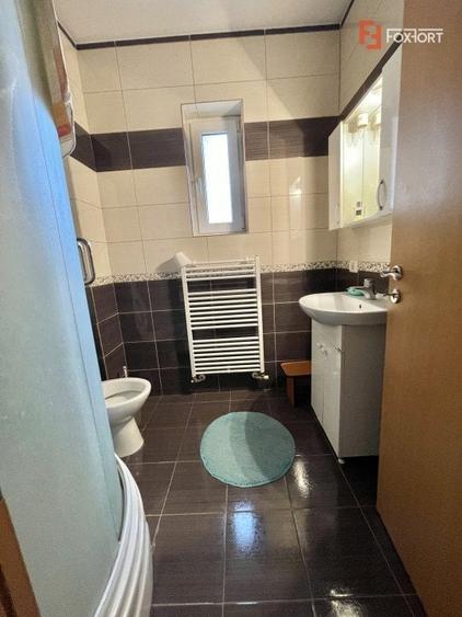 Casă individuală cu 7 camere cu Canalizare în Dumbrăvița