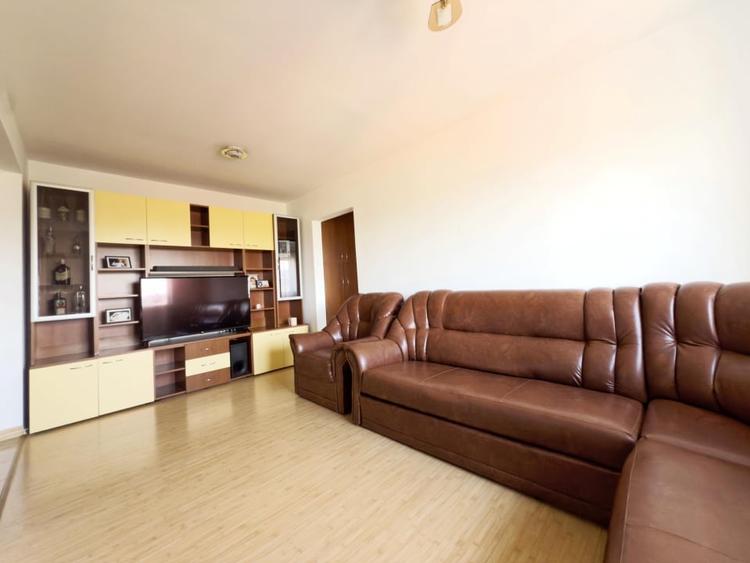 Apartament cu 3 camere semidecomandat, mobilat în Central