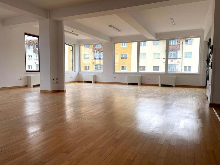 Birou, de 200 mp, în Central
