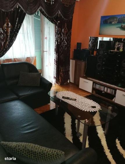 Apartament cu 3 camere semidecomandat în Botizului