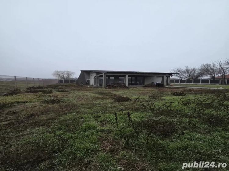 Casă cu 4 camere cu Teren 1700 Mp în Școlilor