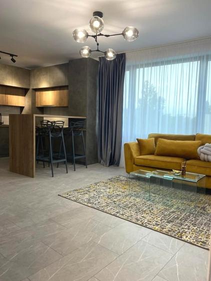 Apartament cu 3 camere semidecomandat, mobilat în Dămăroaia