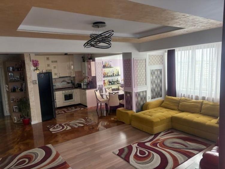 Apartament cu 4 camere decomandat în Titan