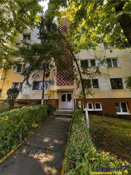 Apartament cu 3 camere decomandat în Cornișa