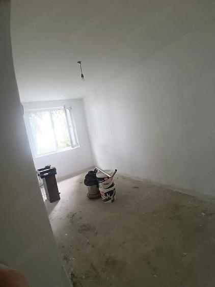 Apartament cu 3 camere nedecomandat în Aleea Carpați