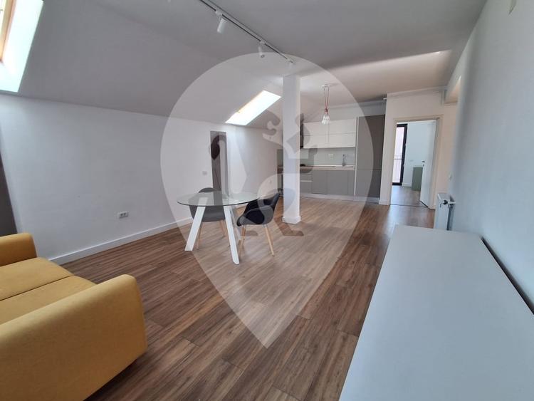 Apartament cu 3 camere decomandat în Florilor