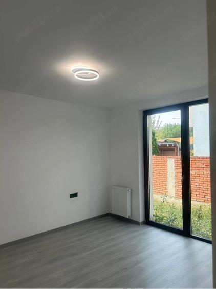 Apartament cu 3 camere decomandat în Girocului