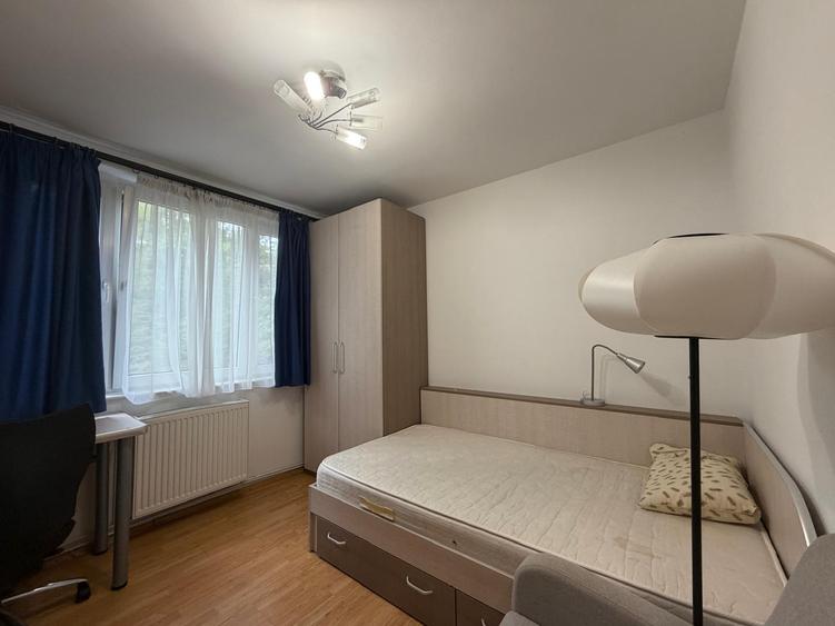 Apartament cu 4 camere decomandat în Titan