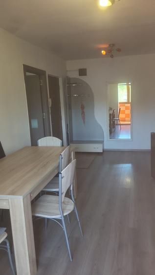 Vand apartament cu 3 camere vis a vis de Liceul Pedagogic - 1