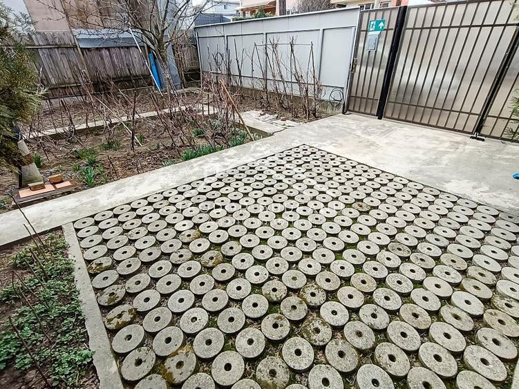 Casă individuală cu 6 camere cu Canalizare în Crângași