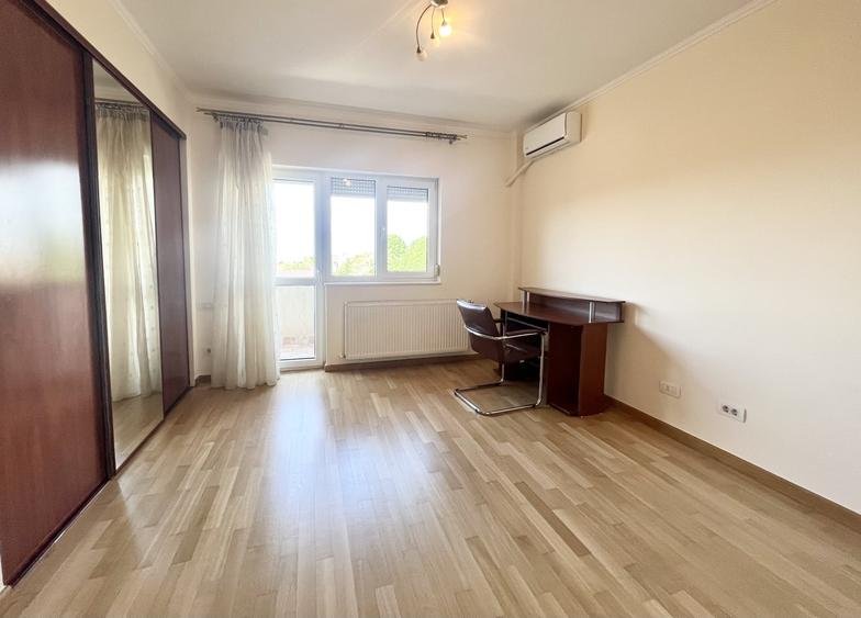 Apartament cu 4 camere decomandat, mobilat în Băneasa