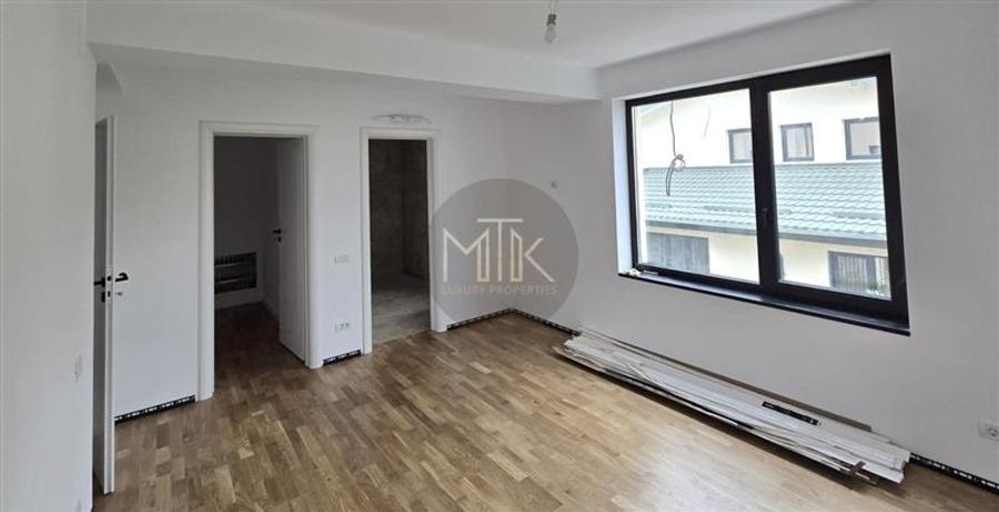 Duplex cu 4 camere cu Canalizare în Sud-Est