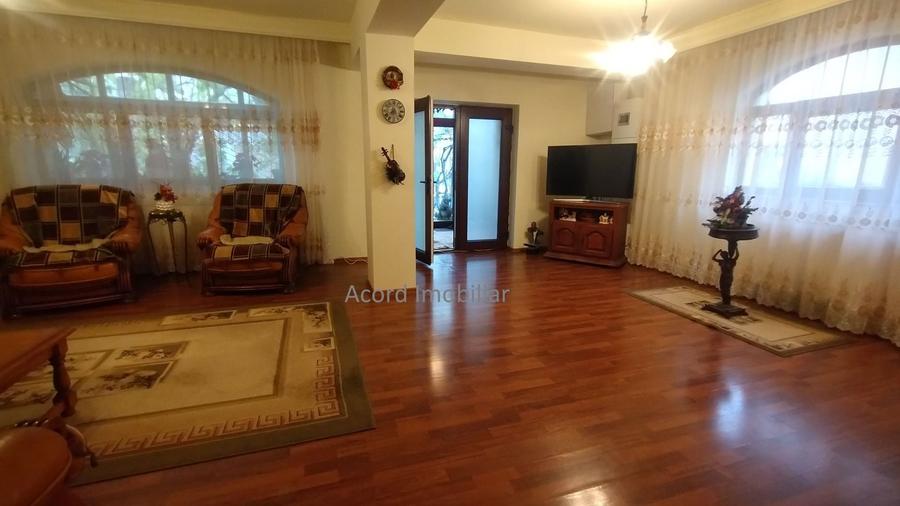 Casă individuală cu 8 camere cu Canalizare în Faleza Nord