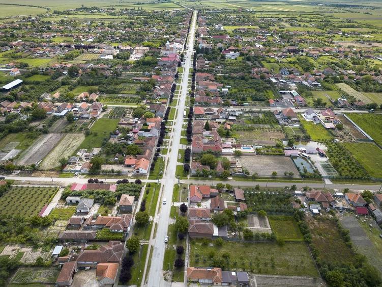 Teren Construcții intravilan de 1439 mp, în Cermei