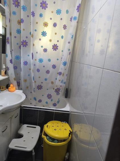 Apartament cu 3 camere semidecomandat în Micro 5