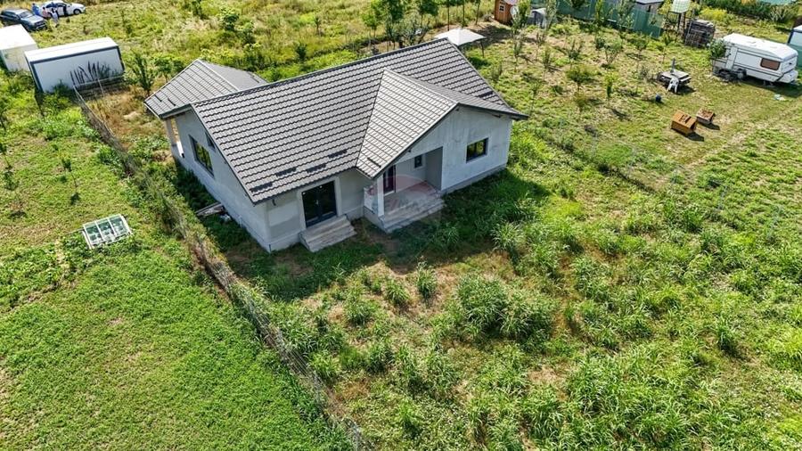 Casă cu 4 camere cu Teren 1007 Mp în Sud