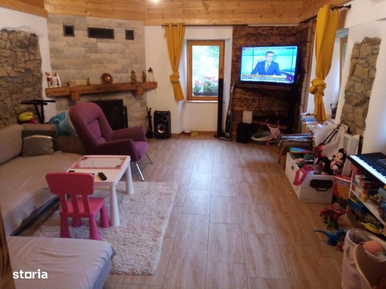 Casă cu 3 camere în Săcărâmb