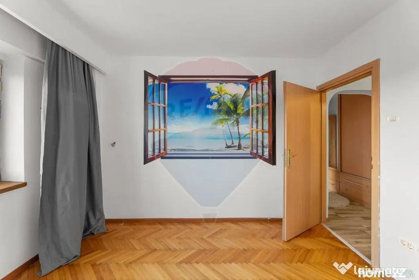 Apartament cu 4 camere decomandat în Intim