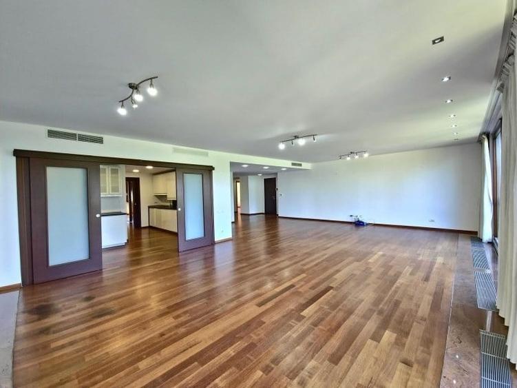 Apartament cu 5 camere în Aviatorilor