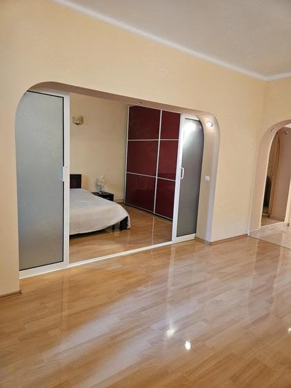 Apartament cu 3 camere semidecomandat în Central