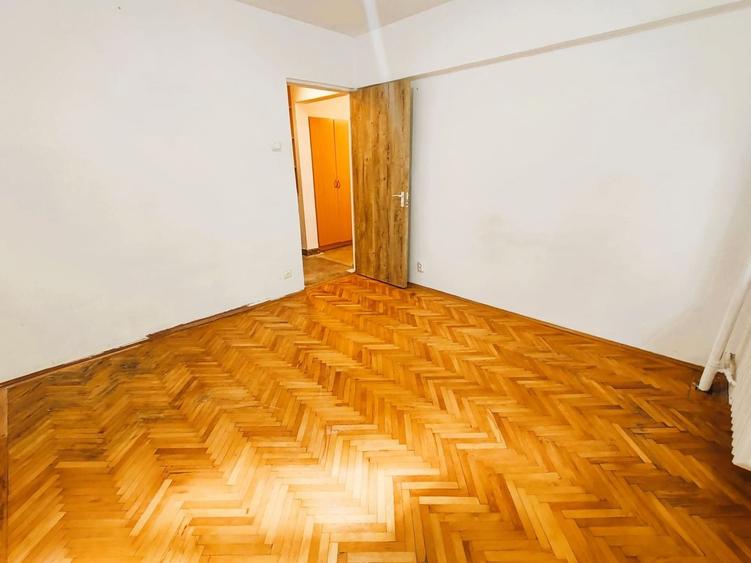 Apartament cu 3 camere semidecomandat în Mihai Bravu