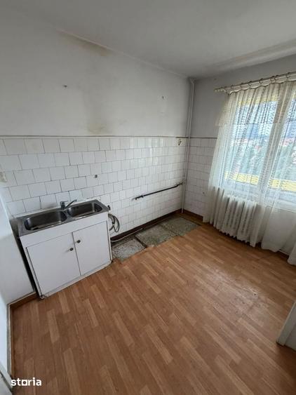 Apartament cu 3 camere semidecomandat în Punctele Cardinale