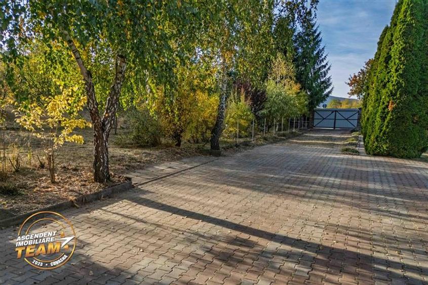 Casă individuală cu 5 camere cu Garaj în Exterior Est