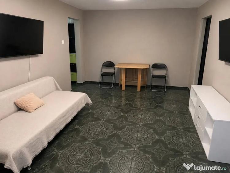 Apartament cu 4 camere semidecomandat în Rovine