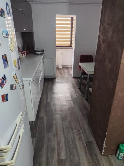 Apartament cu 3 camere decomandat în Ghiroda