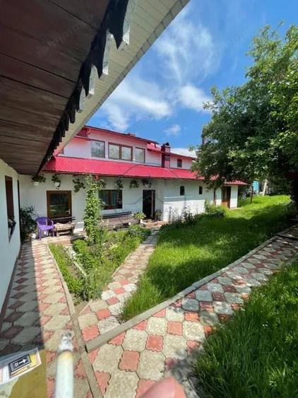 Casă cu 6 camere cu Teren 2000 Mp în Central