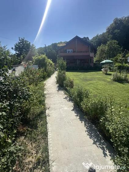 Casă cu 5 camere cu Teren 2800 Mp în Central