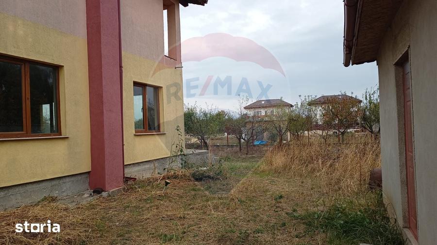 Casă cu 5 camere cu Teren 570 Mp în Balotești