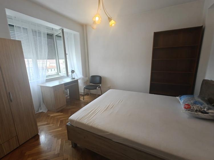 Apartament cu 3 camere decomandat, mobilat în Central
