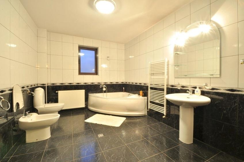 Casă individuală cu 10 camere cu Canalizare în Transilvaniei