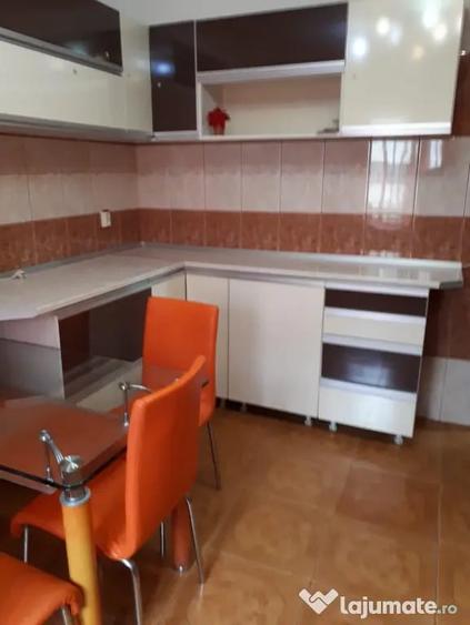 Apartament cu 3 camere semidecomandat în Buzaului