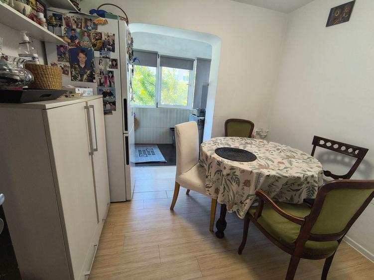 Apartament cu 3 camere decomandat în Far