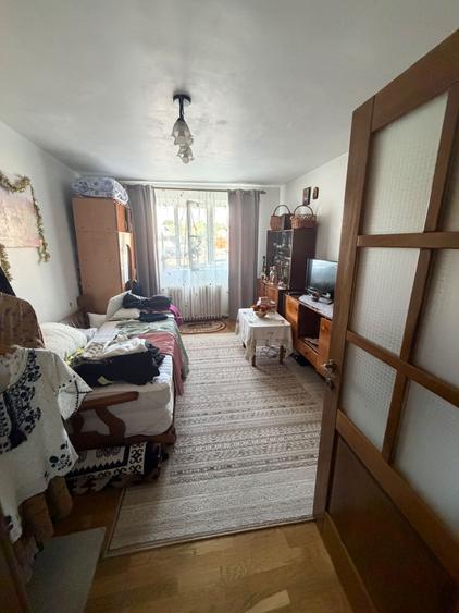 Apartament cu 6 camere decomandat în Tătărași