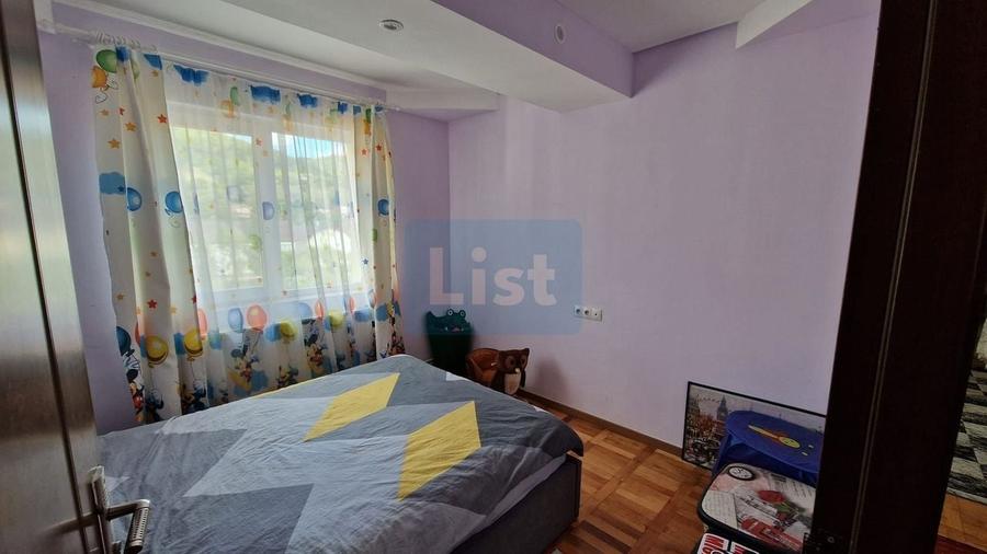 Apartament cu 3 camere semidecomandat, mobilat în Central