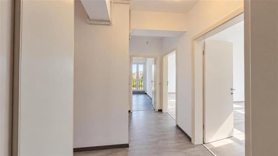 Apartament cu 2 camere decomandat în Tractorul