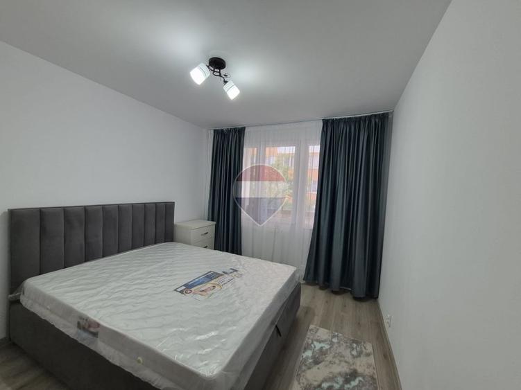 Apartament cu 3 camere semidecomandat, mobilat în Sălaj